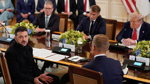 Зеленски и десетки лидери от Европа опитват да задържат Путин и Тръмп в мирния процес