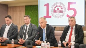 Стотици незаконно приети студенти: изкривил ли е УНСС пазара на образование в България