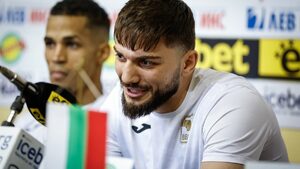 Двама българи се доближиха на победа от медалите на световното първенство по бокс
