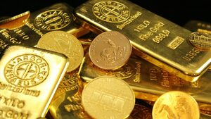 Златото доближава нов рекорд от 3700 долара