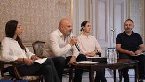 "Бил Гейтс и Стив Джобс разговарят за бъдещето на информатиката" дава начало на сезона в Народния театър