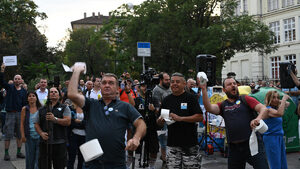 Снимка на деня: Тоалетна хартия полетя по сградата на МВР на протест срещу министър Митов