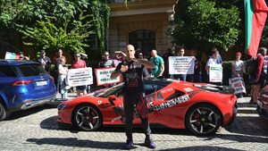 Поддръжници на "Величие" протестираха пред редакцията на "Дневник" и "Капитал"
