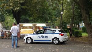 Мъж потроши линейки с тръба и заплаши с пистолет медици в Бургас