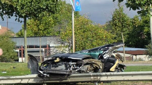 Удар в дърво разполови автомобил в София, водачът загина