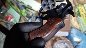 Задържан е мъжът, дал газовия пистолет на стрелялия ученик в Хасково