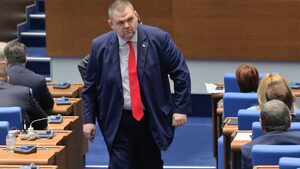 За Пеевски вотът на недоверие е "безсмислено упражнение", щял да гарантира пълен мандат