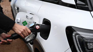 Хърватска и австрийска фирма спечелиха пари от ЕС за зарядни станции за електромобили в България