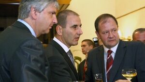 Министър Цветан Цветанов взима двама експерти