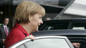 Ангела Меркел пътува с кола за погребението на Качински