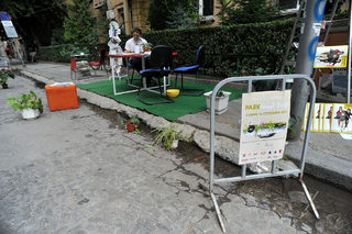 15 паркинга бяха домакини на първия PARK(ing) Day в София, където очертани паркинг места се превърнаха във временни паркове.