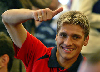 BULGARIAN NATIONAL SOCCER TEAM CAPTAIN STILIAN PETROV GIVES A THUMBS UP IN POVOA DE VARZIM IN PORTUGAL