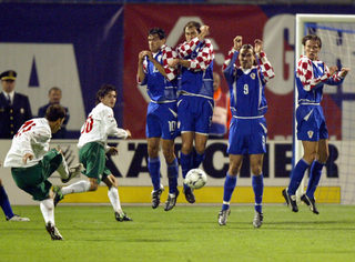 BULGARIA'S STILIAN PETROV TAKES A FREE KICK AS CROATIAN DEFENDERS JUMP IN ZAGREB