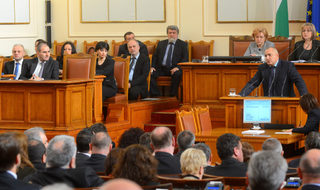 Бойко Борисов обяви в парламента, че той и правителстявото подават оставка