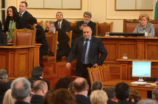 Бойко Борисов обяви в парламента, че той и правителстявото подават оставка