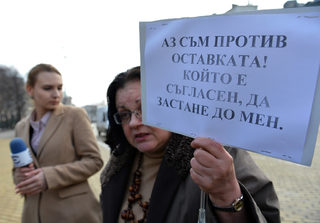 ПРЕД ПАРЛАМЕНТА СЕ СЪБИРАТ ХОРА В ПОДКРЕПА НА БОЙКО БОРИСОВ