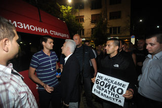 Атака начело с Волен Сидеров направи обиколка по улиците към полунощ