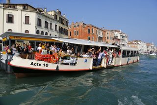 2014-09-28T153530Z_1212873536_GM1EA9S1SYC01_RTRMADP_3_PEOPLE-CLOONEY-VENICE.JPG