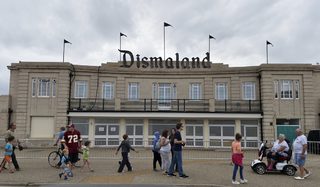 2015-08-20T182411Z_1323218083_GF10000177616_RTRMADP_3_BRITAIN-BANKSY-THEMEPARK.JPG