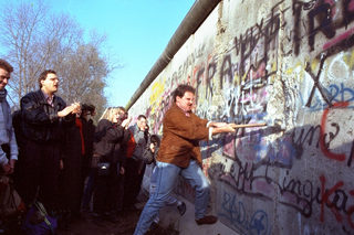 AP_891112089.jpg