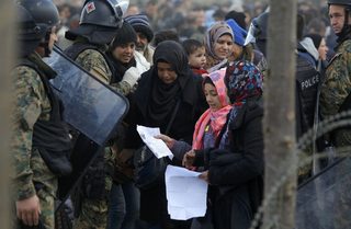 2015-11-22T115408Z_923182488_LR1EBBM0X1X19_RTRMADP_3_EUROPE-MIGRANTS-BALKANS.JPG