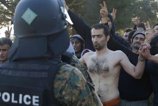 2015-11-23T091541Z_1370109588_LR1EBBN0PPUP6_RTRMADP_3_EUROPE-MIGRANTS-BALKANS.JPG