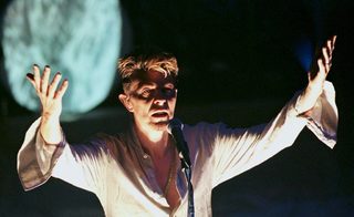 2016-01-11T074616Z_991833340_GF20000091021_RTRMADP_3_PEOPLE-BOWIE-DEATH.JPG