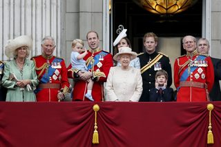 2016-04-14T195509Z_2008947183_GF10000381275_RTRMADP_3_BRITAIN-ROYALS-QUEEN.JPG