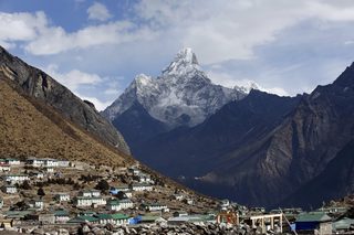 2015-12-19T220827Z_1977581464_GF10000266310_RTRMADP_3_QUAKE-NEPAL-SHERPAS.JPG