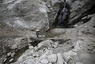 2015-12-19T220258Z_537026013_GF10000266271_RTRMADP_3_QUAKE-NEPAL-SHERPAS.JPG