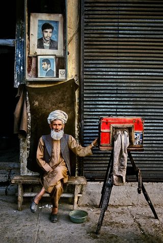 AFGHN-fotocredit©️Steve McCurry (859x1280).jpg