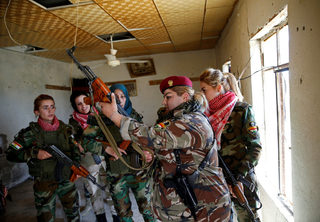 2016-05-04T130401Z_440256803_S1BETCCMWFAA_RTRMADP_3_MIDEAST-CRISIS-IRAQ-FEMALE-FIGHTERS.JPG