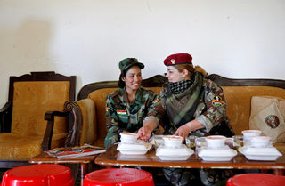 2016-05-04T130423Z_66468727_S1BETCCMXBAB_RTRMADP_3_MIDEAST-CRISIS-IRAQ-FEMALE-FIGHTERS.JPG