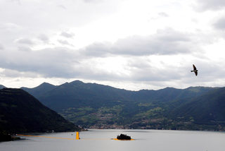 2016-06-16T115421Z_552031115_S1AETKFQNTAA_RTRMADP_3_ITALY-ARTS-FLOATING-PIERS.JPG