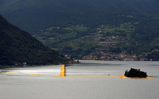 2016-06-16T132220Z_240622706_D1AETKFYIUAB_RTRMADP_3_ITALY-ARTS-FLOATING-PIERS.JPG