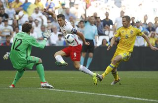 2016-06-21T161048Z_944197089_LR1EC6L18XQ5D_RTRMADP_3_SOCCER-EURO-UKR-POL.JPG