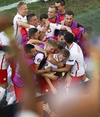 2016-06-21T173147Z_164144798_LR1EC6L1COOCT_RTRMADP_3_SOCCER-EURO-UKR-POL.JPG