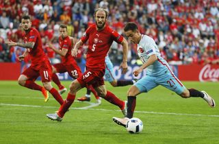 2016-06-21T192352Z_1018699931_LR1EC6L1HVIJ8_RTRMADP_3_SOCCER-EURO-CZE-TUR.JPG