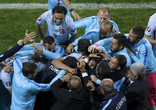 2016-06-21T203126Z_102483409_LR1EC6L1L04NN_RTRMADP_3_SOCCER-EURO-CZE-TUR.JPG