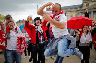 Football Soccer - Ukraine v Poland - Euro 2016 - Poland fans celebrate