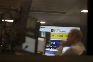 2016-06-24T023405Z_2136118186_LR1EC6O074JKT_RTRMADP_3_BRITAIN-EU.JPG