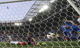 2016-06-27T191238Z_1837536721_LR1EC6R1HCRK5_RTRMADP_3_SOCCER-EURO-ENG-ICE.JPG