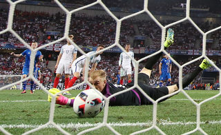 2016-06-27T202619Z_110060779_MT1ACI14460992_RTRMADP_3_SOCCER-EURO-ENG-ICE.JPG