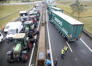 2016-09-05T112156Z_872608250_LR1EC950VK93J_RTRMADP_3_EUROPE-MIGRANTS-CALAIS-PROTEST.JPG
