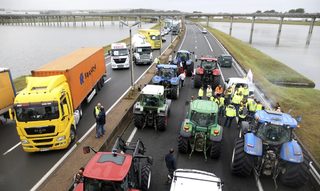 2016-09-05T112125Z_457532119_LR1EC950VJF3H_RTRMADP_3_EUROPE-MIGRANTS-CALAIS-PROTEST.JPG