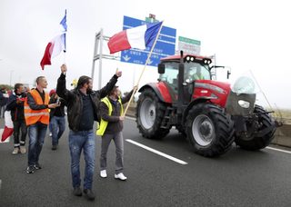 2016-09-05T111531Z_1721034370_LR1EC950V9K3B_RTRMADP_3_EUROPE-MIGRANTS-CALAIS-PROTEST.JPG