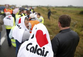 2016-09-05T090751Z_1595745063_LR1EC950PCT1B_RTRMADP_3_EUROPE-MIGRANTS-CALAIS-PROTEST.JPG