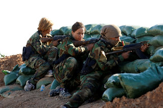 2016-11-03T165517Z_163764948_S1BEUKSWSZAB_RTRMADP_3_MIDEAST-CRISIS-MOSUL-WOMENFIGHTERS.JPG