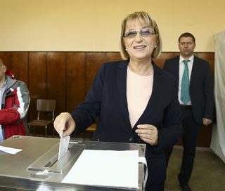 2016-11-13T080400Z_1081996331_LR1ECBD0MED0V_RTRMADP_3_BULGARIA-ELECTION.JPG