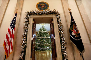 2016-11-29T164912Z_1449982493_RC1E3E800560_RTRMADP_3_CHRISTMAS-SEASON-WHITEHOUSE.JPG